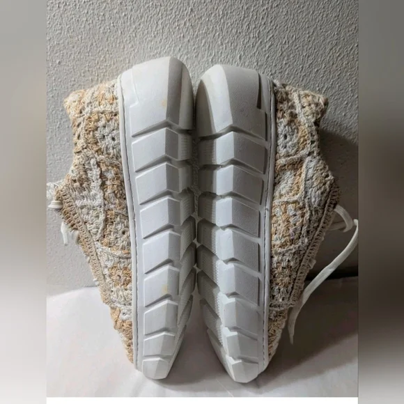 Free People Sneakers Shoes Catch Me If You Can Crochet Flower Women's Sz 7.5 NEW - Picture 8 of 12